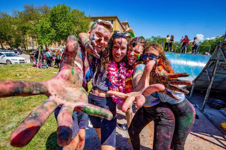 Pogledajte kako su zavr&scaron;etak srednjo&scaron;kolskog obrazovanja proslavili mladi diljem zemlje