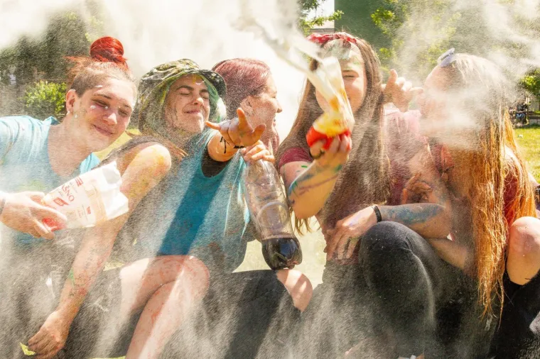 Pogledajte kako su zavr&scaron;etak srednjo&scaron;kolskog obrazovanja proslavili mladi diljem zemlje