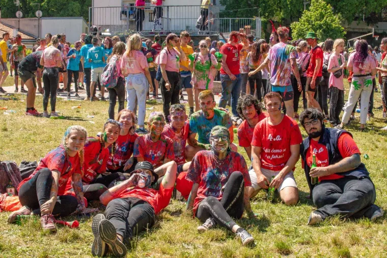 Pogledajte kako su zavr&scaron;etak srednjo&scaron;kolskog obrazovanja proslavili mladi diljem zemlje