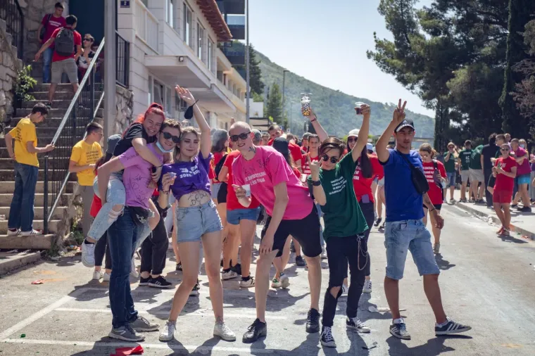 Pogledajte kako su zavr&scaron;etak srednjo&scaron;kolskog obrazovanja proslavili mladi diljem zemlje