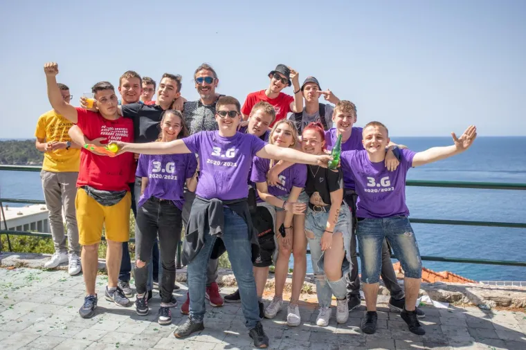 Pogledajte kako su zavr&scaron;etak srednjo&scaron;kolskog obrazovanja proslavili mladi diljem zemlje