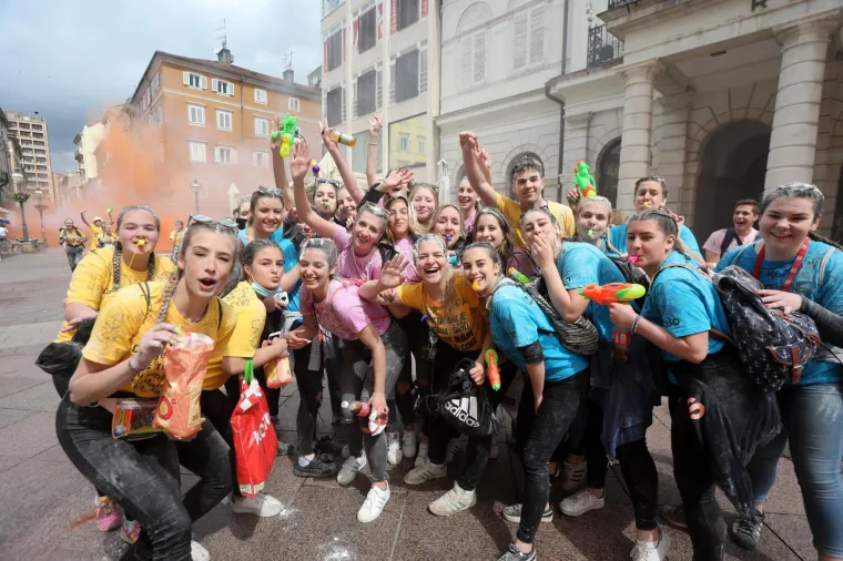 Pogledajte kako su zavr&scaron;etak srednjo&scaron;kolskog obrazovanja proslavili mladi diljem zemlje