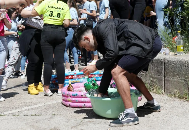 Pogledajte kako su zavr&scaron;etak srednjo&scaron;kolskog obrazovanja proslavili mladi diljem zemlje