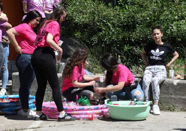 Pogledajte kako su zavr&scaron;etak srednjo&scaron;kolskog obrazovanja proslavili mladi diljem zemlje