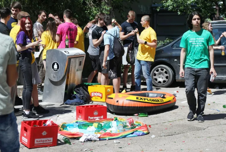 Pogledajte kako su zavr&scaron;etak srednjo&scaron;kolskog obrazovanja proslavili mladi diljem zemlje