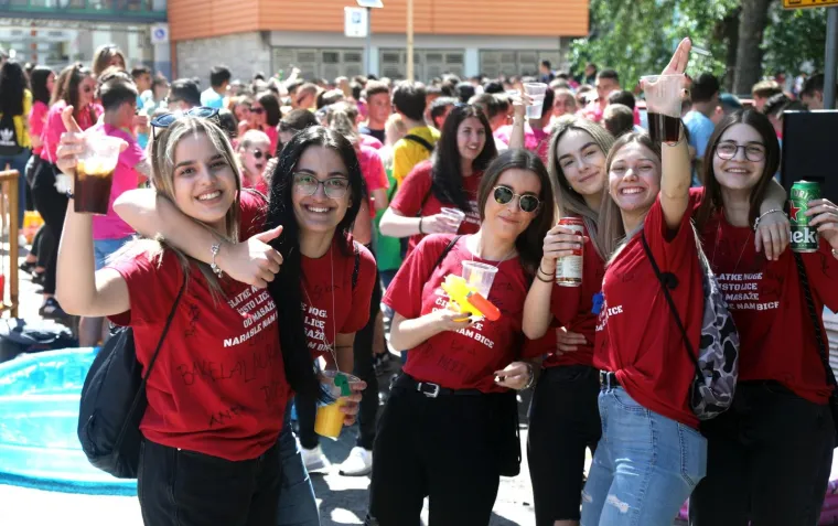 Pogledajte kako su zavr&scaron;etak srednjo&scaron;kolskog obrazovanja proslavili mladi diljem zemlje