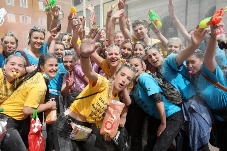 Pogledajte kako su zavr&scaron;etak srednjo&scaron;kolskog obrazovanja proslavili mladi diljem zemlje