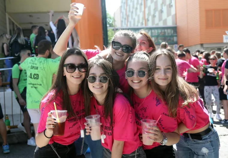 Pogledajte kako su zavr&scaron;etak srednjo&scaron;kolskog obrazovanja proslavili mladi diljem zemlje