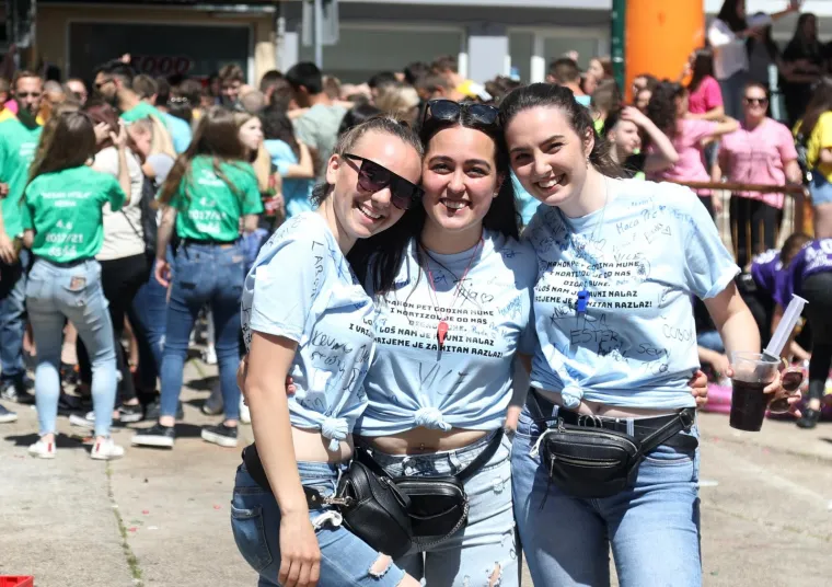 Pogledajte kako su zavr&scaron;etak srednjo&scaron;kolskog obrazovanja proslavili mladi diljem zemlje