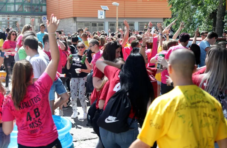 Pogledajte kako su zavr&scaron;etak srednjo&scaron;kolskog obrazovanja proslavili mladi diljem zemlje