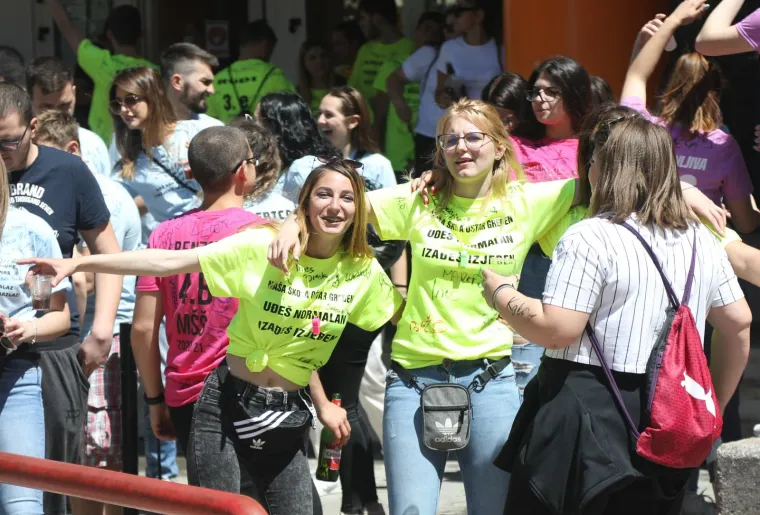 Pogledajte kako su zavr&scaron;etak srednjo&scaron;kolskog obrazovanja proslavili mladi diljem zemlje