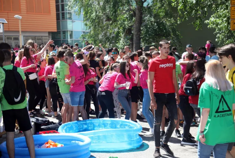 Pogledajte kako su zavr&scaron;etak srednjo&scaron;kolskog obrazovanja proslavili mladi diljem zemlje