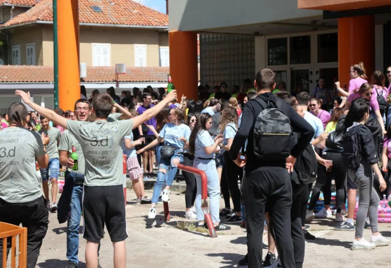 Pogledajte kako su zavr&scaron;etak srednjo&scaron;kolskog obrazovanja proslavili mladi diljem zemlje