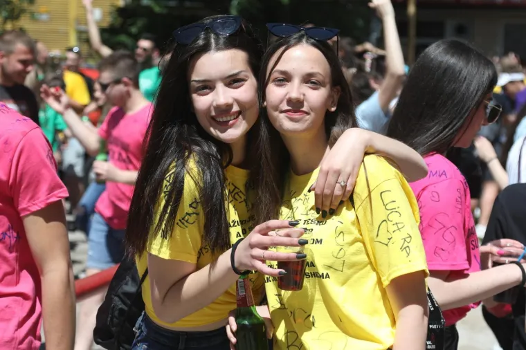 Pogledajte kako su zavr&scaron;etak srednjo&scaron;kolskog obrazovanja proslavili mladi diljem zemlje