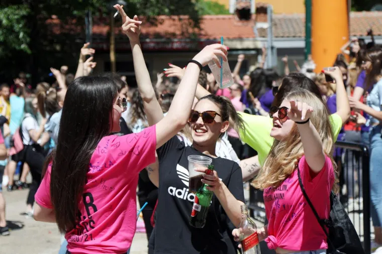 Pogledajte kako su zavr&scaron;etak srednjo&scaron;kolskog obrazovanja proslavili mladi diljem zemlje