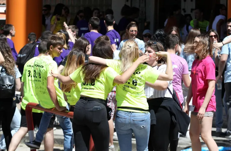 Pogledajte kako su zavr&scaron;etak srednjo&scaron;kolskog obrazovanja proslavili mladi diljem zemlje