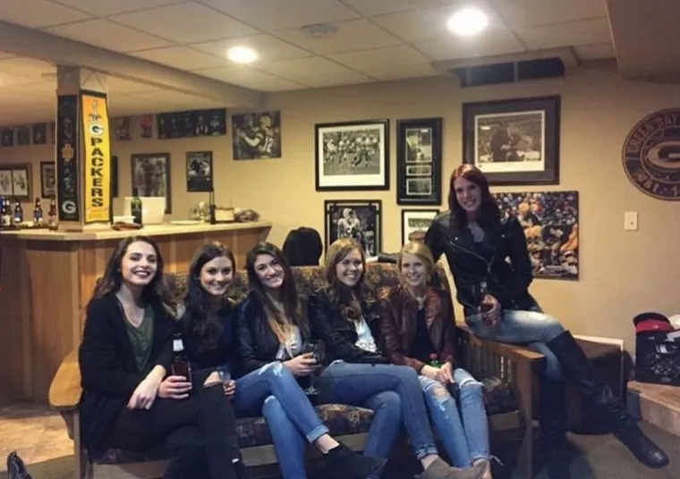 Gdje su djevojci u sredini noge?