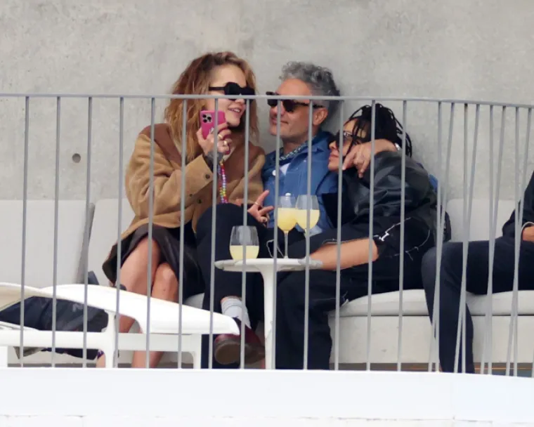 Naime, vidno pripiti trojac izmjenjivao je poljupce na balkonu Waititijeve vile u Sydneyu, a pritom su isprobali sve kombinacije.