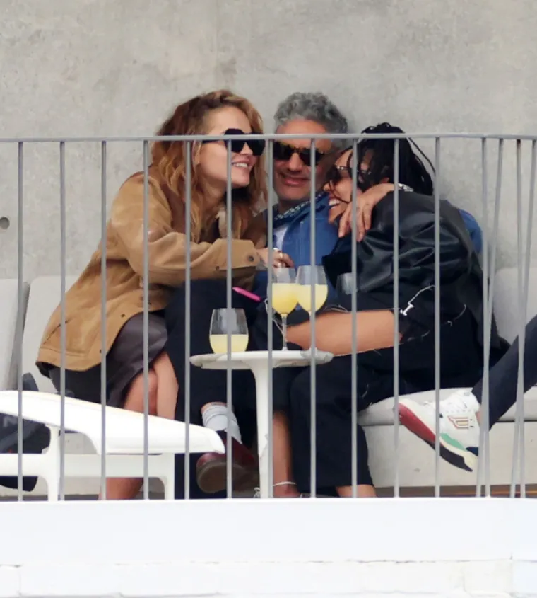 Ora je prije 15 godina starijeg Waititija ljubila jo&scaron; jednog redatelja - Romana Gavrasa. Oni su svoju &scaron;estomjesečnu vezu prekinuli u veljači ove godine.