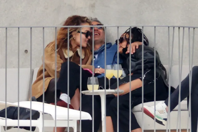 Pripiti trojac se ljubakao na balkonu