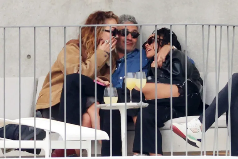 Pripiti trojac se ljubakao na balkonu