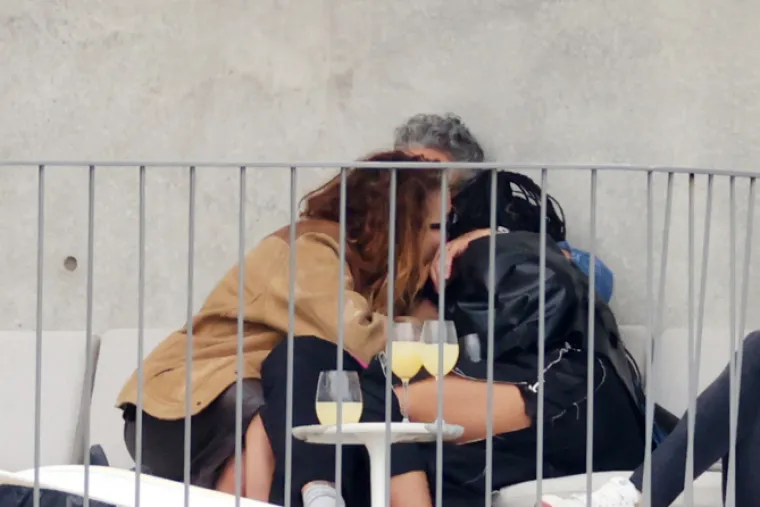 Paparazzi su tijekom vikenda snimili pjevačicu Ritu Oru, njenog novog dečka, redatelja Taiku Waititija i glumicu Tessu Thompson u zanimljivom trojcu.