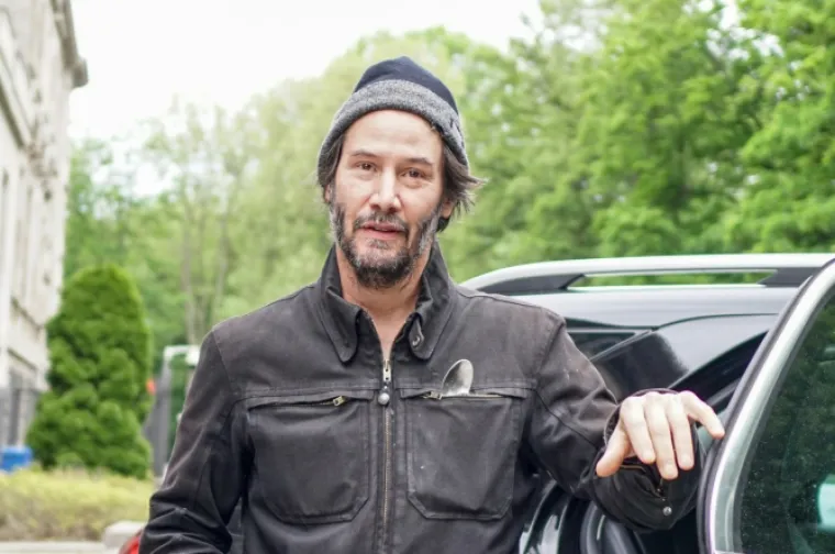 Glumac Keanu Reeves zabrinuo umornim izgledom pa zbunio detaljem u džepu
