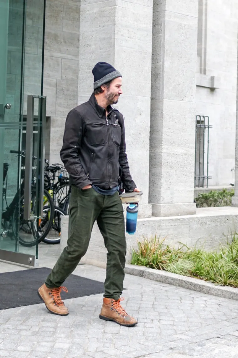 Glumac Keanu Reeves zabrinuo umornim izgledom pa zbunio detaljem u džepu