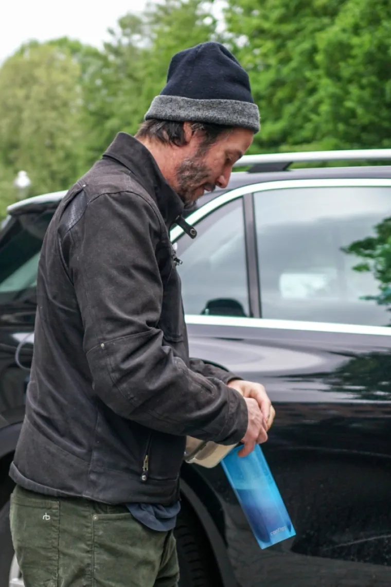 Glumac Keanu Reeves zabrinuo umornim izgledom pa zbunio detaljem u džepu