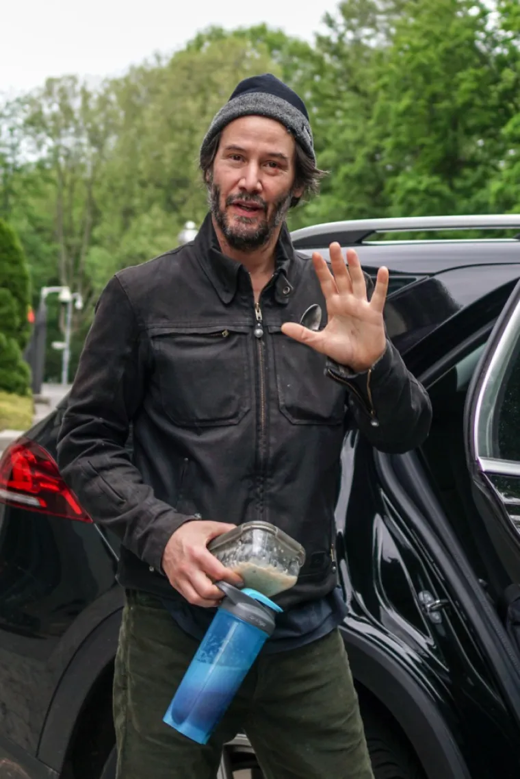 Glumac Keanu Reeves zabrinuo umornim izgledom pa zbunio detaljem u džepu