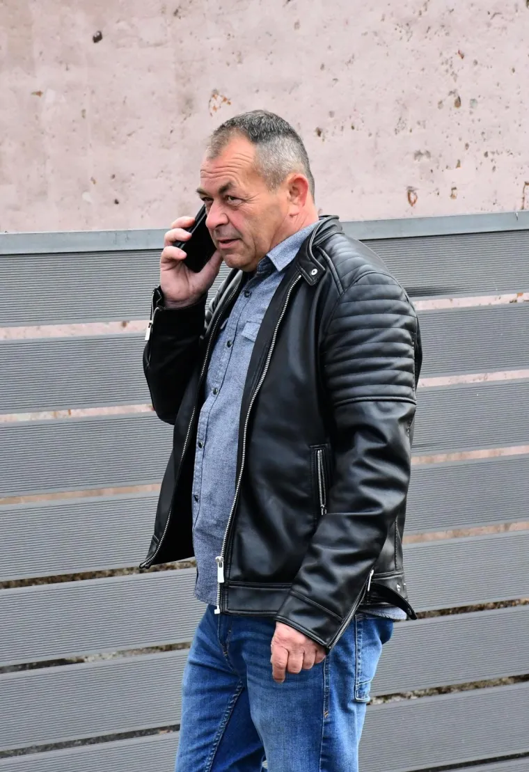 SDP-ovom načelniku na kuću napisali sprejem 'Šokac komunjaro' i probušili sve gume na autu!