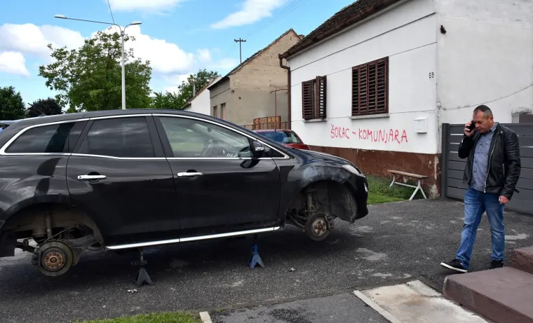 SDP-ovom načelniku na kuću napisali sprejem 'Šokac komunjaro' i probušili sve gume na autu!