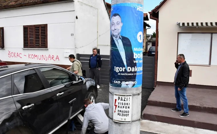 SDP-ovom načelniku na kuću napisali sprejem 'Šokac komunjaro' i probušili sve gume na autu!