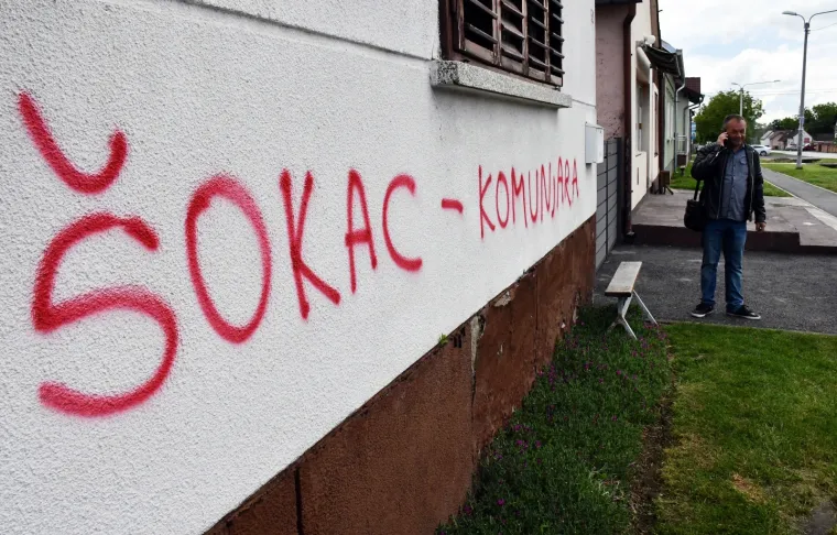 SDP-ovom načelniku na kuću napisali sprejem 'Šokac komunjaro' i probušili sve gume na autu!