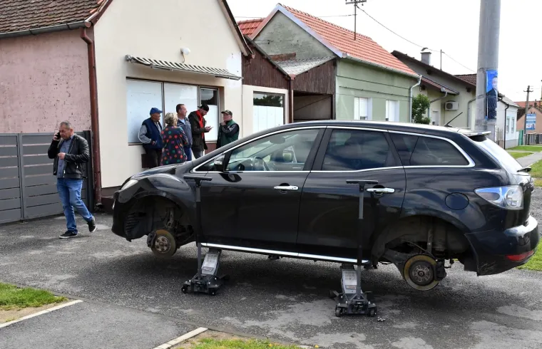 SDP-ovom načelniku na kuću napisali sprejem 'Šokac komunjaro' i probušili sve gume na autu!