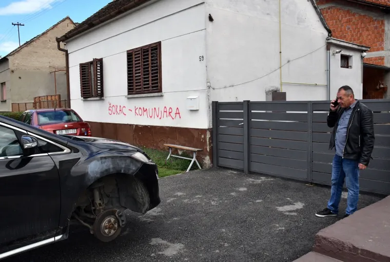 SDP-ovom načelniku na kuću napisali sprejem 'Šokac komunjaro' i probušili sve gume na autu!