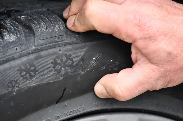 SDP-ovom načelniku na kuću napisali sprejem 'Šokac komunjaro' i probušili sve gume na autu!