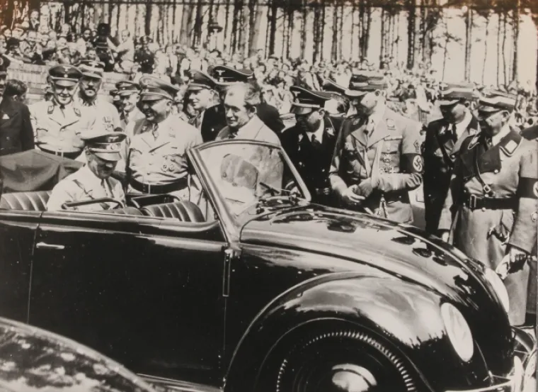 Hitler je osobno pregledao prvi Volkswagen koji je proizveden u Stuttgartu 1937. godine. Uz njega je stajao i Ferdinand Porsche. Cjenovno prihvatljivo vozilo bilo je čvrsto upori&scaron;te za Hitlera kako bi pridobio javnost za &scaron;irenje svoje ideologije. 