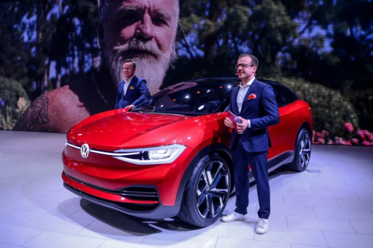 Volkswagenov menadžer proizvoda Jan Philipp Kruthoff i direktor marke Volkswagen Passengers Cars India Steffen Knapp pozirali su uz novo električno I.D. Crozz koncept vozilo na Auto Expou 2020. godine u Greater Noidi na periferiji New Delhija. 