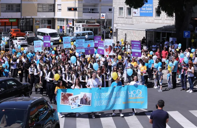 U Imotskom prvi puta održan Hod za život, priključio se velik broj građana