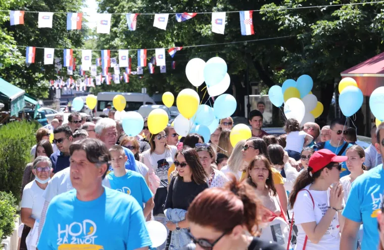 U Imotskom prvi puta održan Hod za život, priključio se velik broj građana