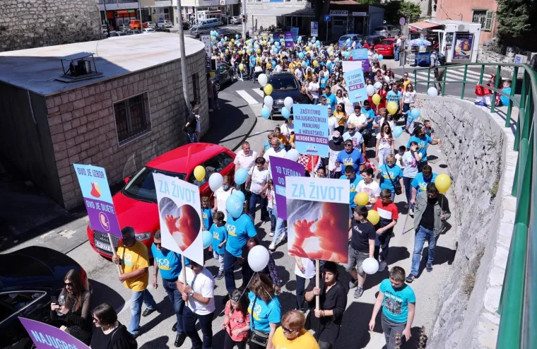 U Imotskom prvi puta održan Hod za život, priključio se velik broj građana