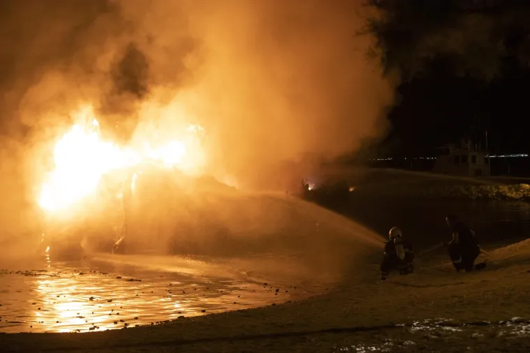 U požaru u Ka&scaron;tel Gomilici izgorjelo pet brodova! &Scaron;teta je ogromna, ali nema ozlijeđenih