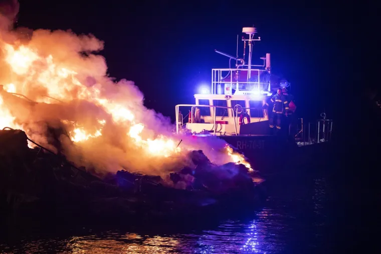 U požaru u Ka&scaron;tel Gomilici izgorjelo pet brodova! &Scaron;teta je ogromna, ali nema ozlijeđenih