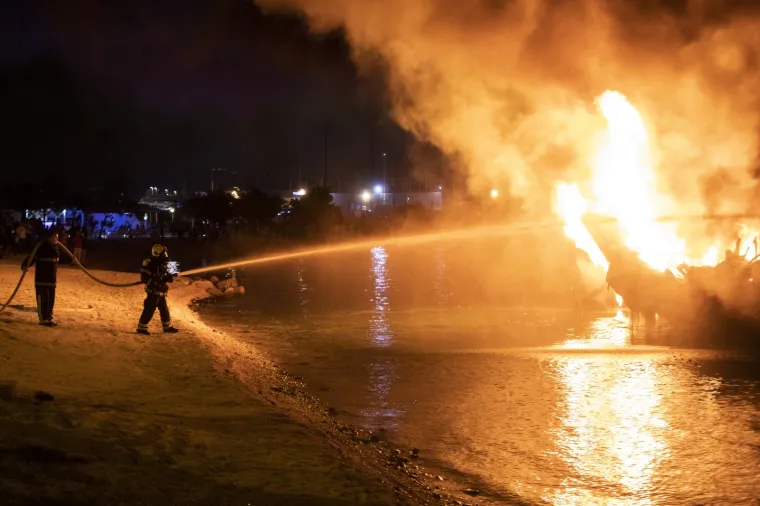 U požaru u Ka&scaron;tel Gomilici izgorjelo pet brodova! &Scaron;teta je ogromna, ali nema ozlijeđenih