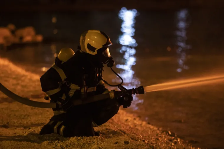 U požaru u Ka&scaron;tel Gomilici izgorjelo pet brodova! &Scaron;teta je ogromna, ali nema ozlijeđenih