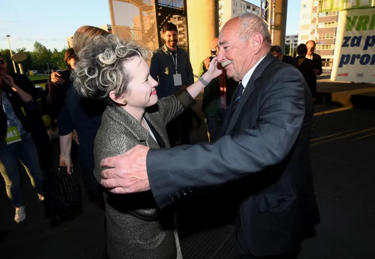 FOTO - Sreća i ponos na licima roditelja novog gradonačelnika Zagreba: Smiljan i Ivanka slave u izbornom stožeru Možemo!