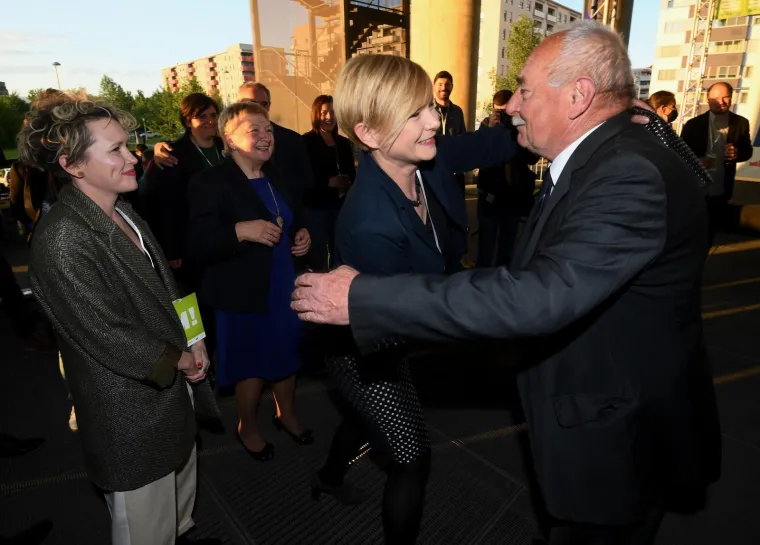 FOTO - Sreća i ponos na licima roditelja novog gradonačelnika Zagreba: Smiljan i Ivanka slave u izbornom stožeru Možemo!