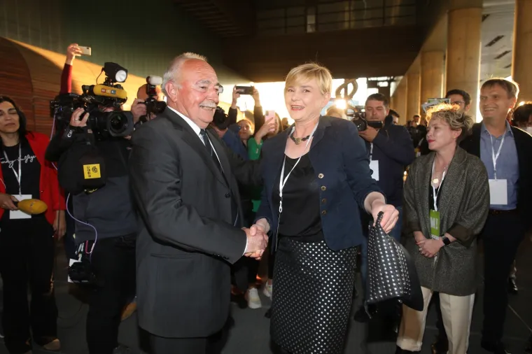 FOTO - Sreća i ponos na licima roditelja novog gradonačelnika Zagreba: Smiljan i Ivanka slave u izbornom stožeru Možemo!