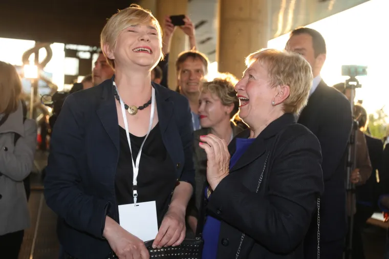 FOTO - Sreća i ponos na licima roditelja novog gradonačelnika Zagreba: Smiljan i Ivanka slave u izbornom stožeru Možemo!